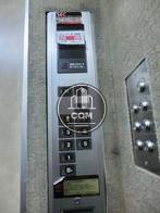 エレベーター内の操作パネル