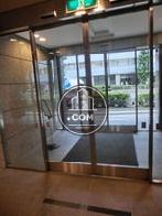 ガラス張りの自動ドアです