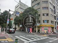 交差点の角地に建ちます