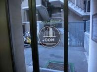 車が入れない道路に玄関があります