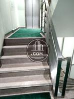 エレベーター手前に階段数段あり