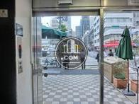 人通りの多いエリアに建ちます