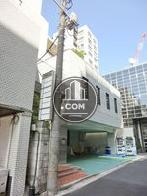 大きくせり出した２階部分