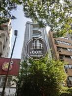 緑豊かな並木道に建っています