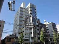 空が映り込み綺麗なビルです