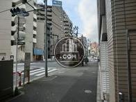 玄関右方向です