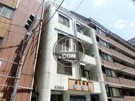 隣接する建物より目立つ色彩