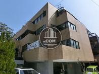 裏通りの角地に建っています