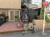 1階の通用口と外階段