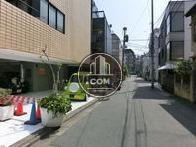 正面入口前の通り