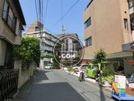 住宅街の中に建っています