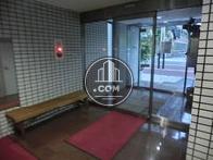 エントランスホールにベンチあり
