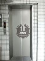 エレベーターの乗り場前