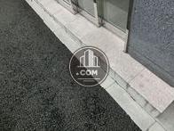 歩道との間には段差があります