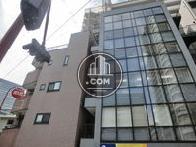 正面向って左側はビルと隣接しています