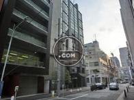 隣接した建物は、工業品取引所です
