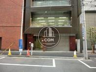 玄関の正面にコインパーキング設備があります