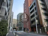 奥の交差点が、人形町通りです