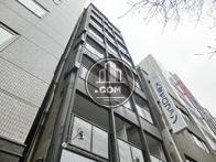 歩道から見上げた外観