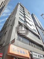 角地から見上げた外観