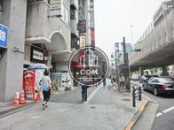 行き交う人の多い通り