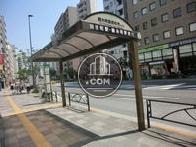 すぐ前にバス停があります