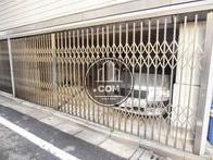 蛇腹式の鉄扉が設置された1階の駐車場口