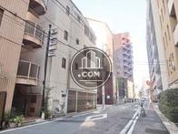 新富町駅へ向かう通りです