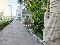 前面の歩道は広く取られています