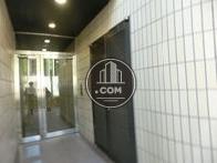 エントランスはタイル張りです