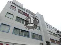 多くのガラス窓が配列されています