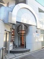 立体的な造りの正面玄関口