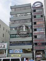 窓の印象が強い建物です