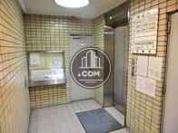 １階エレベーターホール、隣は管理室です
