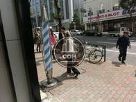 裏口の目の前が権之助坂です
