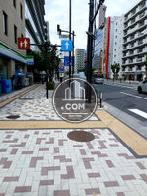 建物前の歩道