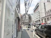 青山通り方面へと続いています