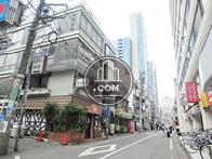 大小の店舗が軒を連ねます