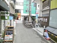 玄関前の路地