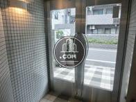 エントランス内より