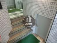 エレベーター前に階段あり