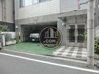 1階は駐車場とエントランス