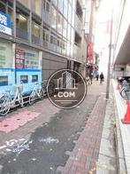 正面玄関口のある側道エリア