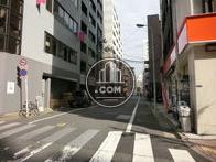 ビル脇道