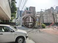 前面道路は幅３メートル弱です