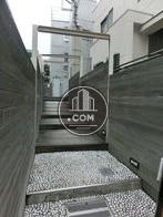 木と石の組み合わせが雰囲気を高めます