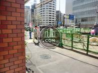 ゆとりのある歩道が目の前にあります