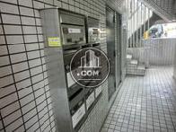 エントランス壁面に集合ポストが設置されています