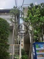 隣の建物に隣接しています