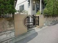 パステル系の外壁で仕上げてある正面門周辺